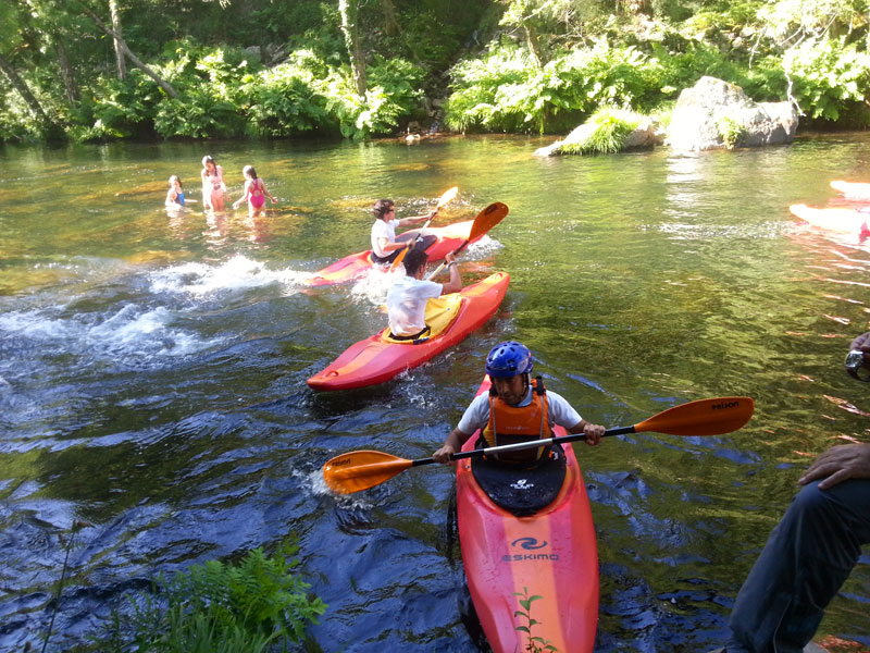 Aventura Rías Baixas tiene actividades con Kayak en las Aguas del Río Lérez