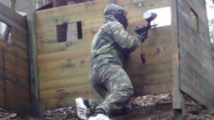 Combina estrategia y diversión en una sola actividad “El Paintball” en el Ecoparque Atalaia de Aventura Rías Baixas.